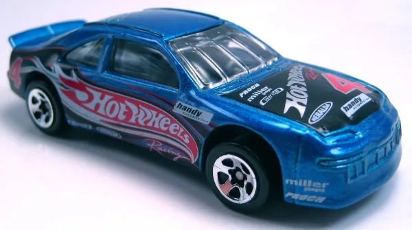 T-Bird Stocker 2002 Hot Wheels (2002 Hot Wheels)