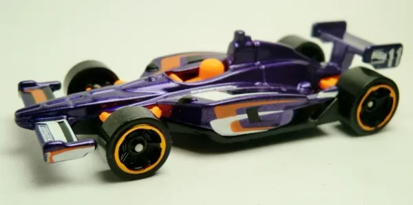 2011 IndyCar Oval Course Race Car 2013 Hot Wheels (Track Aces)