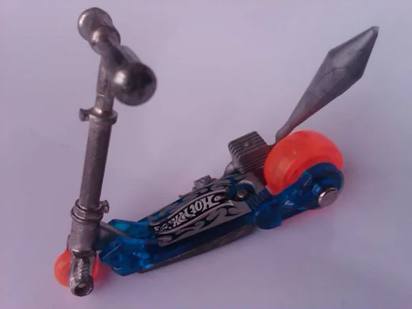Mo' Scoot 2002 Hot Wheels (2002 Hot Wheels)